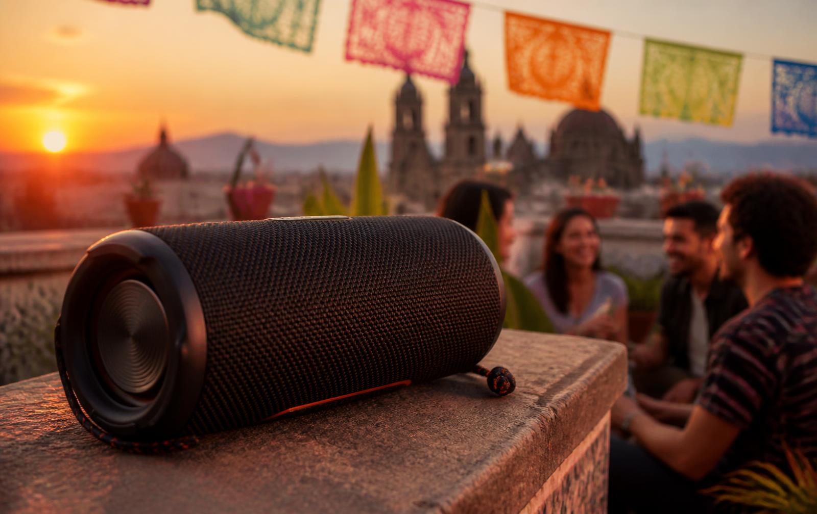 JBL Charge 6 en una terraza de la Ciudad de México al atardecer con amigos